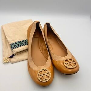 Tory Burch Caroline patent beige Camel Leather Flats with Gold Emblem size 7.5